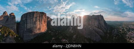 Meteora Griechenland Felsformationen bei Sonnenaufgang Panorama. Klöster auf Felsen gebaut. UNESCO-Weltkulturerbe, Europa Stockfoto