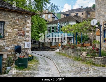 Das Bergdorf Tsepelovo in der Zagori-Region des Pindus-Gebirges in Nordgriechenland Stockfoto