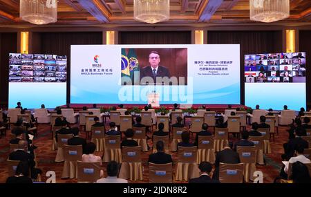 Peking, China. 22.. Juni 2022. Der brasilianische Präsident Jair Bolsonaro spricht bei der Eröffnungszeremonie des BRICS Business Forums in virtuellem Format am 22. Juni 2022. Kredit: Yin Gang/Xinhua/Alamy Live Nachrichten Stockfoto