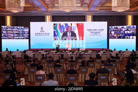 Peking, China. 22.. Juni 2022. Der südafrikanische Präsident Cyril Ramaphosa spricht zur Eröffnungszeremonie des BRICS Business Forums in virtuellem Format am 22. Juni 2022. Kredit: Yin Gang/Xinhua/Alamy Live Nachrichten Stockfoto