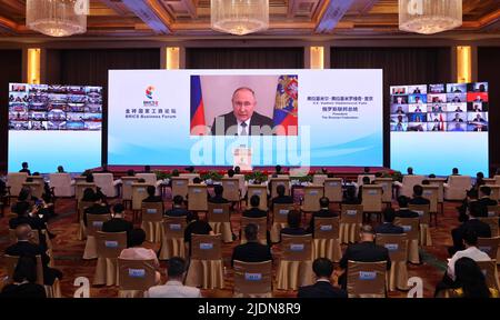 Peking, China. 22.. Juni 2022. Der russische Präsident Wladimir Putin spricht bei der Eröffnungszeremonie des BRICS-Wirtschaftsforums in virtuellem Format am 22. Juni 2022. Kredit: Yin Gang/Xinhua/Alamy Live Nachrichten Stockfoto