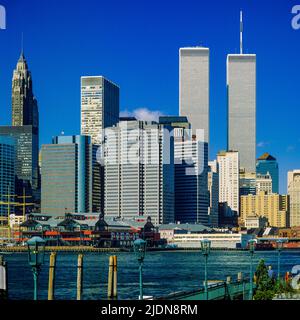 New York 1980s, East River, Skyline von Lower Manhattan von Brooklyn, WTC World Trade Center Twin Towers, New York City, NYC, NY, USA, Stockfoto