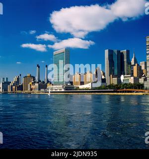 New York 1980s, East River, Gebäude des UN-Hauptquartiers, Skyline von Midtown Manhattan von Roosevelt Island, New York City, NYC, NY, USA, Stockfoto
