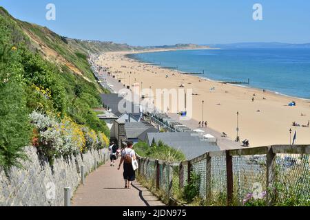 Boscombe, Bournemouth, Dorset, Großbritannien, 22.. Juni 2022, Wetter. Heißer Nachmittag bei herrlicher Sommersonne. Auf dem Weg zum langen Strand nach Southbourne und Hengistbury Head. Kredit: Paul Biggins/Alamy Live Nachrichten Stockfoto