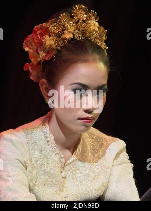 Porträt einer schönen asiatischen Frau in traditioneller Kleidung Stockfoto