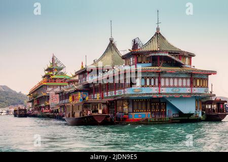 Jumbo Kingdom, bestehend aus dem Jumbo Floating Restaurant und dem angrenzenden Tai Pak Floating Restaurant. Berühmte Touristenattraktionen im Hafen von Aberdeen, HK. Stockfoto