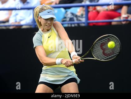 Katie Boulter (GB) spielt auf dem Center Court im Rothesay International, Devonshire Park, Eastbourne, 21.. Juni 2022 Stockfoto