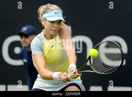 Katie Boulter (GB) spielt auf dem Center Court im Rothesay International, Devonshire Park, Eastbourne, 21.. Juni 2022 Stockfoto