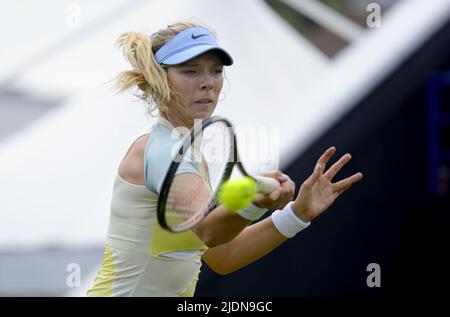 Katie Boulter (GB) spielt auf dem Center Court im Rothesay International, Devonshire Park, Eastbourne, 21.. Juni 2022 Stockfoto