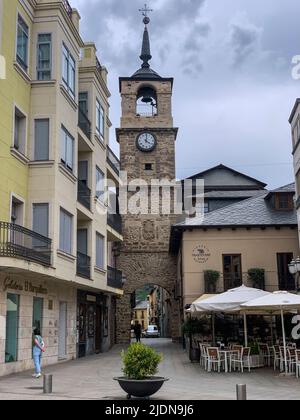 Spanien, Ponferrada, Castilla y Leon. Torre del Reloj, Uhrenturm, 16. Jahrhundert. Das einzige erhaltene ursprüngliche Tor zur mittelalterlichen Stadtmauer. Stockfoto