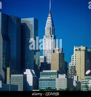 New York 1980s, Wolkenkratzer, Chrysler-Gebäude, Skyline von Midtown Manhattan von Roosevelt Island, New York City, NYC, NY, USA, Stockfoto