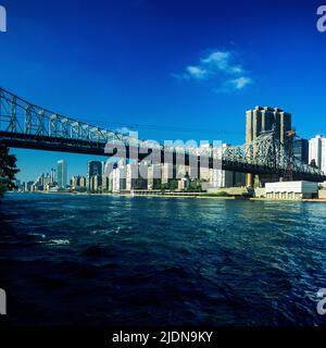 New York 1980s, Queensboro Bridge, East River, Midtown Manhattan Skyline von Roosevelt Island, New York City, NYC, NY, USA, Stockfoto