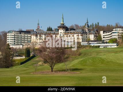 Zürich, Schweiz - März 26. 2022: Majestätische Fassade des luxuriösen Dolder Grand Hotels Stockfoto