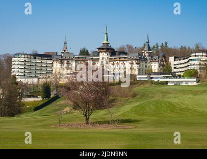 Zürich, Schweiz - März 26. 2022: Majestätische Fassade des luxuriösen Dolder Grand Hotels Stockfoto