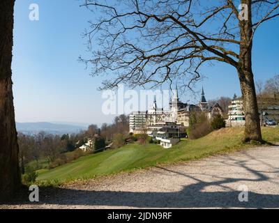 Zürich, Schweiz - März 26. 2022: Majestätische Fassade des luxuriösen Dolder Grand Hotels Stockfoto