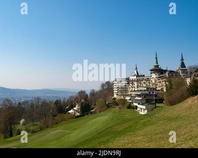 Zürich, Schweiz - März 26. 2022: Majestätische Fassade des luxuriösen Dolder Grand Hotels Stockfoto