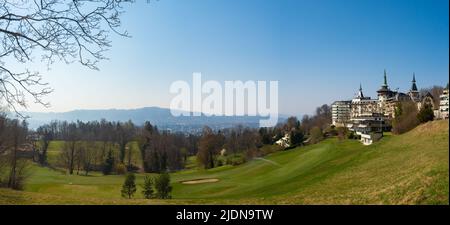 Zürich, Schweiz - März 26. 2022: Majestätische Fassade des luxuriösen Dolder Grand Hotels Stockfoto