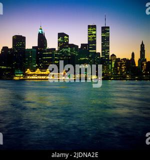 New York 1980s, East River, Skyline von Lower Manhattan, WTC World Trade Center Twin Towers, Gebäude Silhouetten, Dämmerung, New York City, NYC, NY, USA, Stockfoto