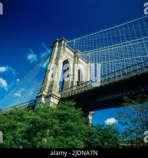 New York 1980er Jahre, Brooklyn Bridge, Ostsäule, Blick von Brooklyn, New York City, NYC, NY, USA, Stockfoto