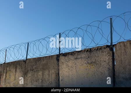 Stacheldrahtzaun. Details zum Industriegebiet. Schutz aus gefährlichem Draht. Stockfoto