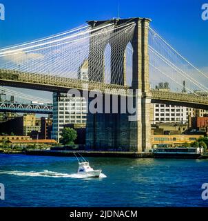 New York 1980s, Brooklyn Bridge, East Pillar, East River, Pleasure Motorboot, New York City, NYC, NY, USA, Stockfoto