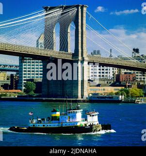 New York 1980s, Brooklyn Bridge, East Pillar, East River, Schlepper, New York City, NYC, NY, USA, Stockfoto