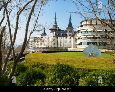 Zürich, Schweiz - März 26. 2022: Majestätische Fassade des luxuriösen Dolder Grand Hotels Stockfoto