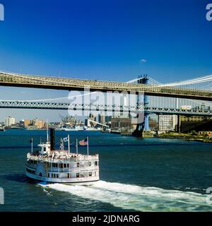 New York 1980s, Andrew Fletcher Sightseeing Touristenkreuzfahrt Paddelboot, East River, Brooklyn und Manhattan Brücken, New York City, NYC, NY, USA, Stockfoto