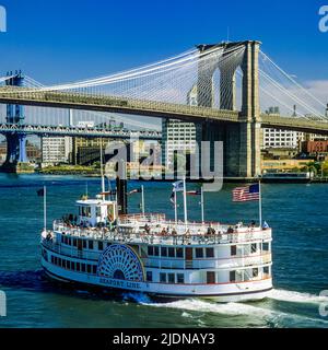 New York 1980s, Andrew Fletcher Sightseeing Touristenkreuzfahrt Paddelboot, East River, Brooklyn und Manhattan Brücken, New York City, NYC, NY, USA, Stockfoto