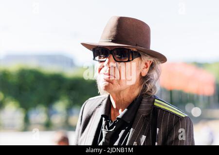 Hannover, Deutschland. 22.. Juni 2022. Vor dem Festakt steht der Musiker Udo Lindenberg vor dem Hannover Congress Centrum. Kredit: Michael Matthey/dpa/Alamy Live Nachrichten Stockfoto