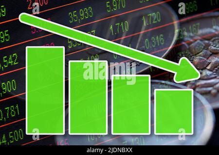 Wirtschaftsdiagramm: Abwärtspfeil, GeldYen-Münzen und Börsenübersicht Stockfoto