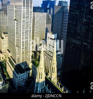 New York 1980s, die Türme der St. Patrick Kathedrale und die Wolkenkratzer in der Innenstadt um das Rockefeller Center, Manhattan Midtown, New York City, NYC, NY, USA, Stockfoto