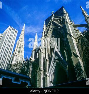 New York 1980s, St. Patrick Cathedral, Rockefeller Center Gebäude in der Ferne, Midtown Manhattan, New York City, NYC, NY, USA, Stockfoto