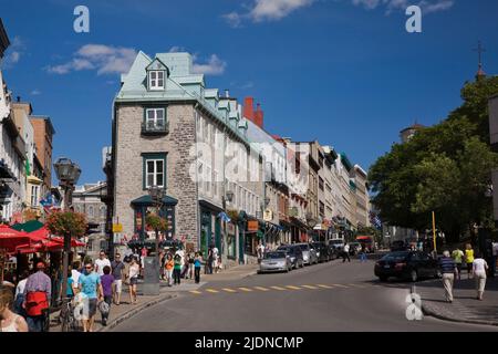 Touristen und Souvenirläden auf der Cote de la Fabrique in der Oberstadt der Altstadt von Quebec, Quebec, Kanada. Stockfoto