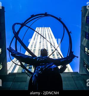 New York 1980s, Silhouette einer Atlas-Bronzestatue vor dem Rockefeller Center-Gebäude, Midtown Manhattan, New York City, NYC, NY, USA, Stockfoto