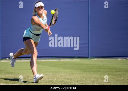 Eastbourne, England, 22. Juni 2022. Marta Kostyuk aus der Ukraine während ihres Spiels mit Harriet Dart aus Großbritannien auf dem Court 2 bei der Rothesay International. Quelle: Jane Stokes/Alamy Live News Stockfoto