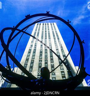 New York 1980s, Silhouette einer Atlas-Bronzestatue vor dem Rockefeller Center-Gebäude, Midtown Manhattan, New York City, NYC, NY, USA, Stockfoto