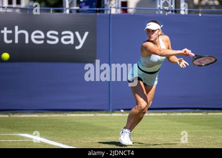 Eastbourne, England, 22. Juni 2022. Marta Kostyuk aus der Ukraine während ihres Spiels mit Harriet Dart aus Großbritannien auf dem Court 2 bei der Rothesay International. Quelle: Jane Stokes/Alamy Live News Stockfoto