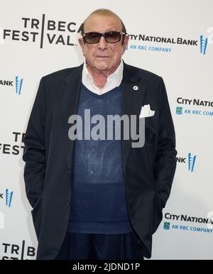 NEW YORK, NY, USA - 12. JUNI 2022: Clive Davis nimmt an der Tribeca Festival-Premiere von 'Hallelujah: Leonard Cohen, A Journey, A Song' Teil. Stockfoto