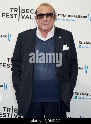 NEW YORK, NY, USA - 12. JUNI 2022: Clive Davis nimmt an der Tribeca Festival-Premiere von 'Hallelujah: Leonard Cohen, A Journey, A Song' Teil. Stockfoto