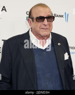 NEW YORK, NY, USA - 12. JUNI 2022: Clive Davis nimmt an der Tribeca Festival-Premiere von 'Hallelujah: Leonard Cohen, A Journey, A Song' Teil. Stockfoto