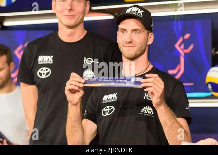 Clemens Wickler (deutsche Nationalmannschaft) mit einem deutschen Los bei der Auslosung für die Beachvolleyball-Europameisterschaft 2022 im Mini-Pavillon, München. Sven Beyrich/SPP Stockfoto