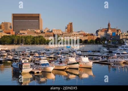 Marina im alten Hafen von Montreal bei Sonnenaufgang, Montreal, Quebec, Kanada. Stockfoto