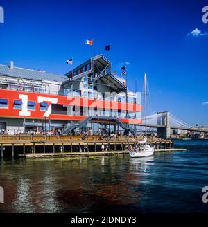 New York 1980s, Pier 17, festfahrtes Segelboot, South Street Seaport, Brooklyn Bridge, Lower Manhattan, New York City, NYC, NY, USA, Stockfoto