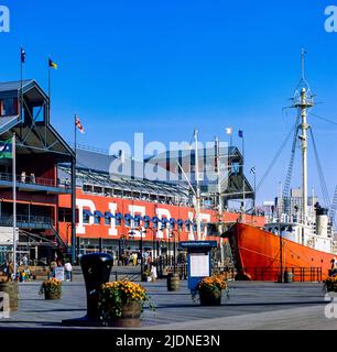 New York 1980s, Pier 17, Promenade, Festschiff, South Street Seaport, Lower Manhattan, New York City, NYC, NY, USA, Stockfoto