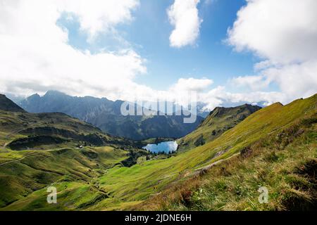 Oberstdorf - Blick vom Zeigersattel auf den See-Alpsee, 2-stündige Tour zur Rast in einer Hütte, Bayern, Deutschland, 21.09.2021 Stockfoto