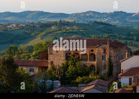 Landschaft der Hügel von Monferrato im Piemont in Norditalien bei Sonnenuntergang goldene Stunde Stockfoto