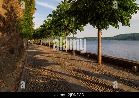 Spaziergang am Ufer von Orta San Giulio am Orta-See, Piemont, Italien Stockfoto