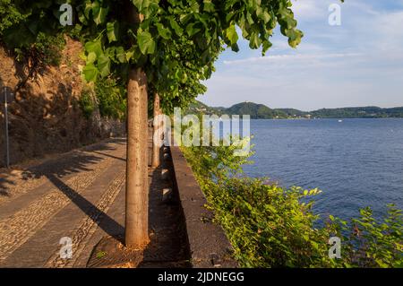 Spaziergang am Ufer von Orta San Giulio am Orta-See, Piemont, Italien Stockfoto