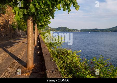 Spaziergang am Ufer von Orta San Giulio am Orta-See, Piemont, Italien Stockfoto